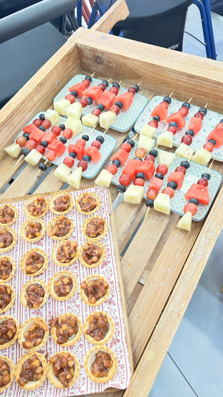 Bandejas de fruta y mini sándwiches