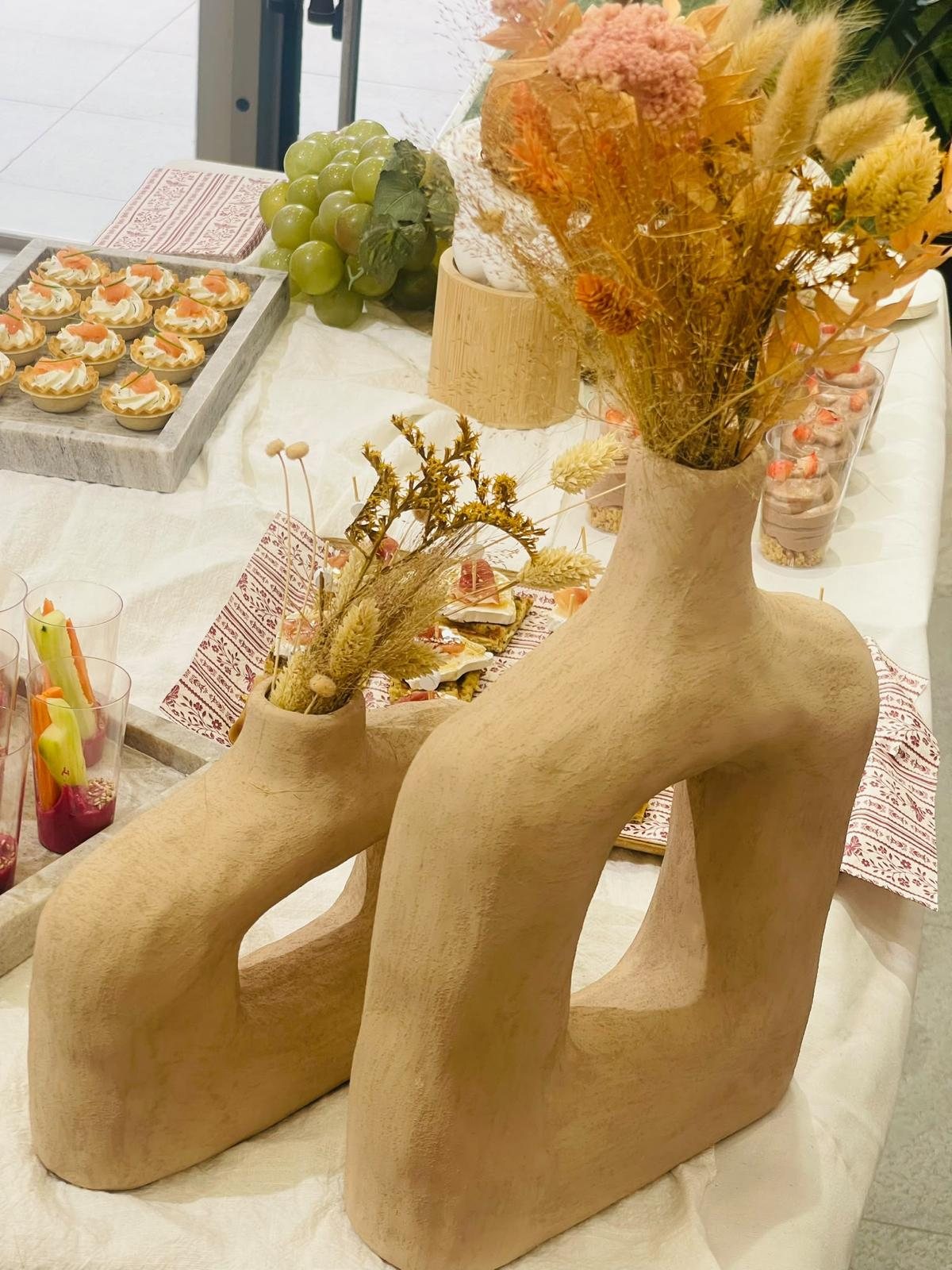 Decoración con jarrones y flores secas