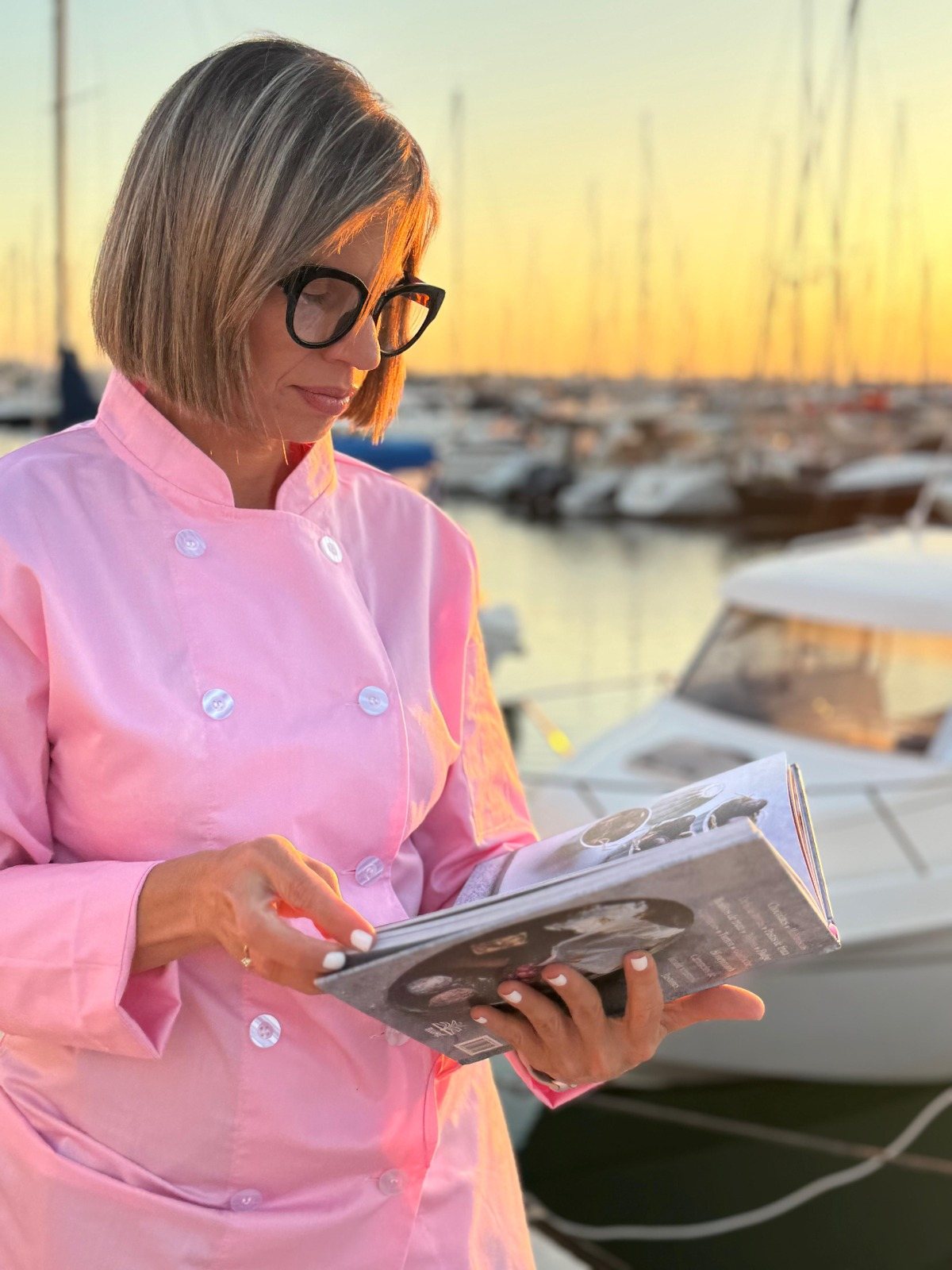 Lisbeth repasando su carta de repostería en el puerto de Torrevieja