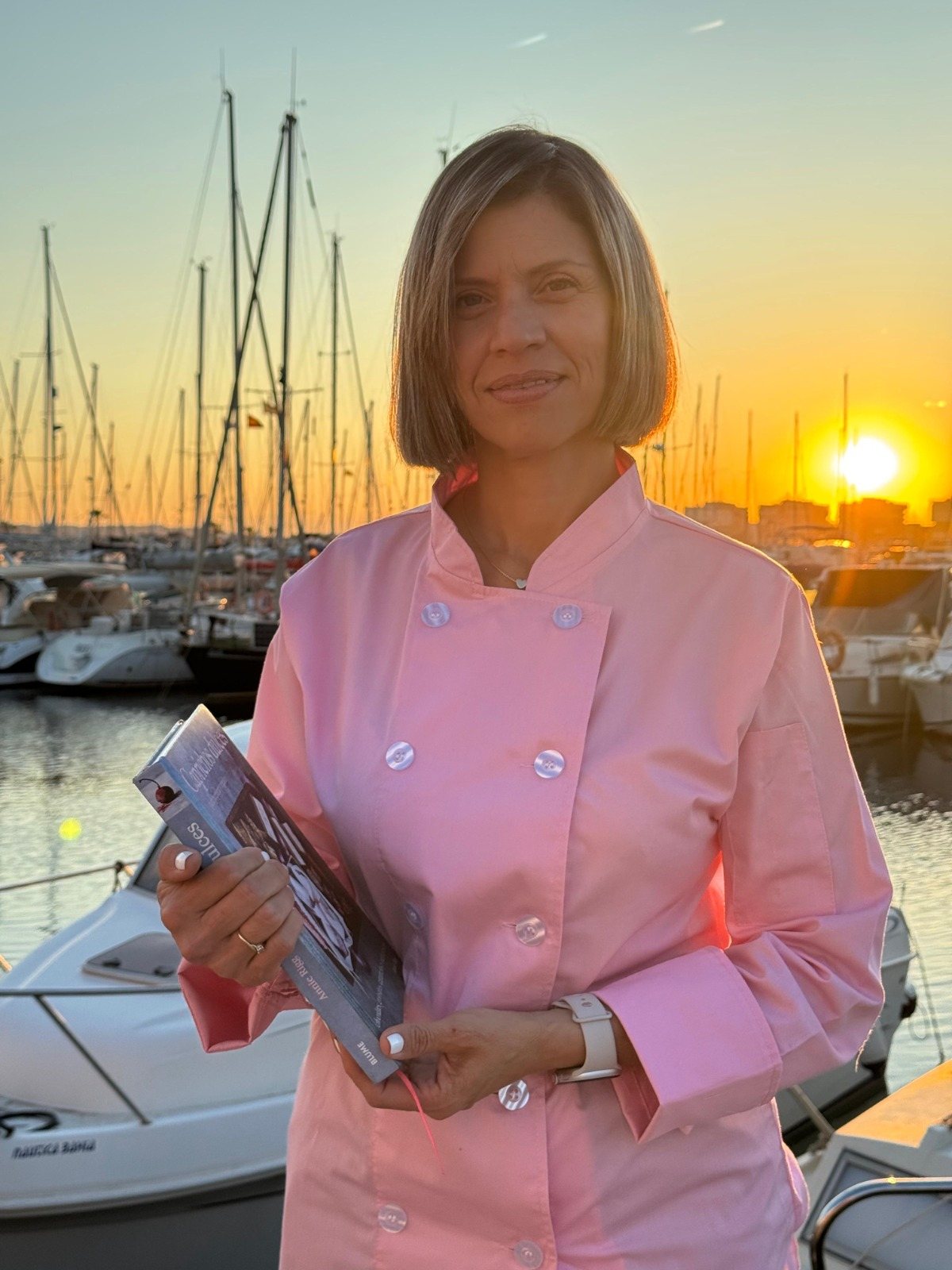 Lisbeth, repostera de By Lis, en el puerto de Torrevieja al atardecer
