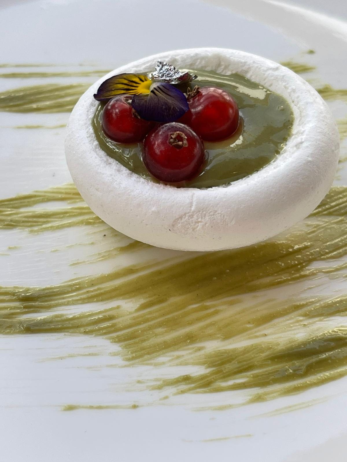 Merengue de pistacho y grosellas