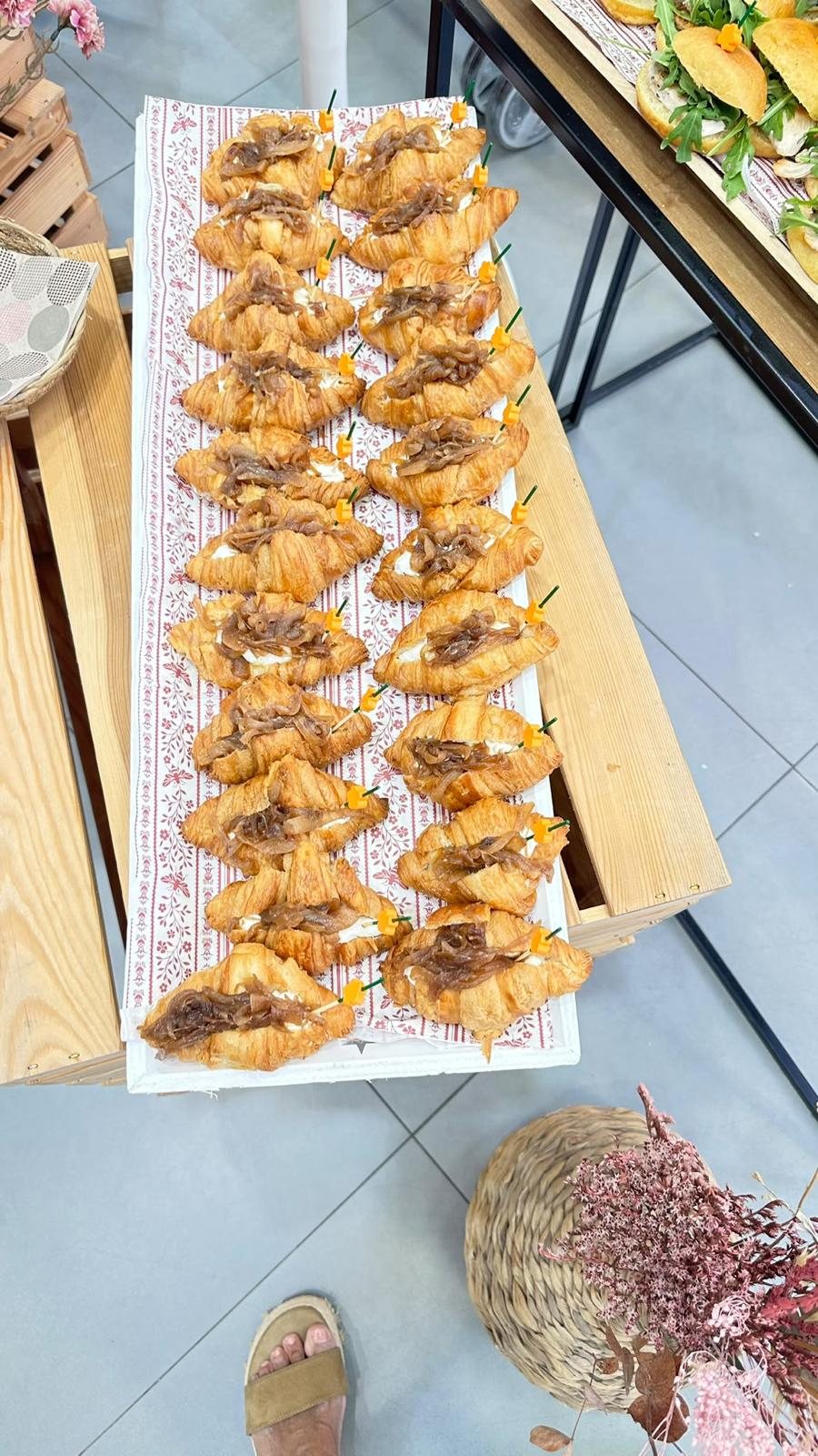 Mesa de madera con canapés
