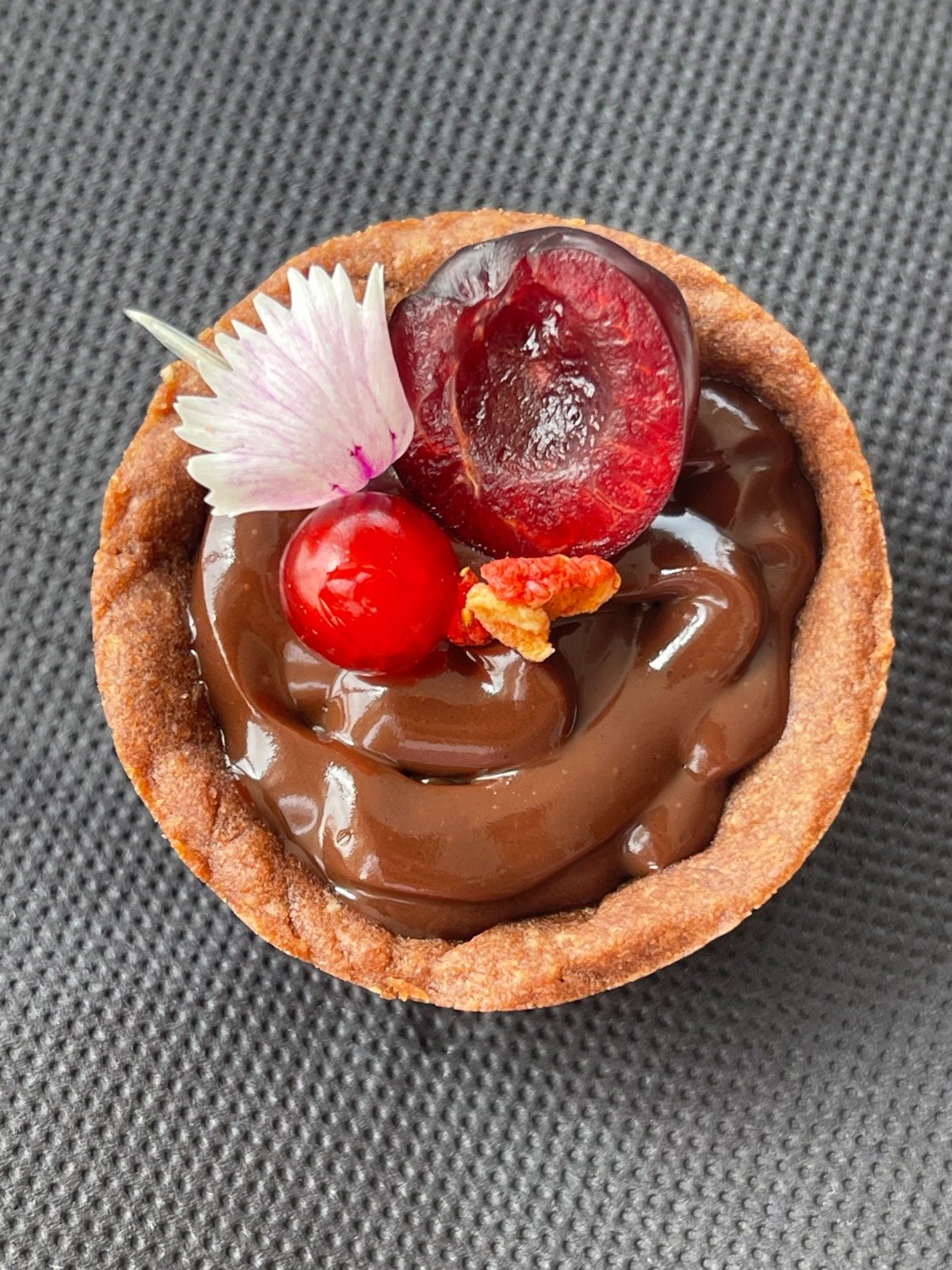 Tartaleta de chocolate y cereza