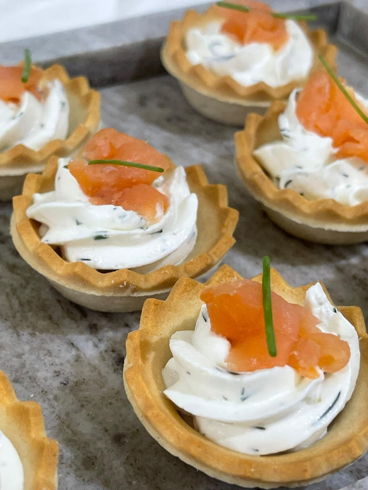 Tartaletas saladas de salmón ahumado y crema de eneldo