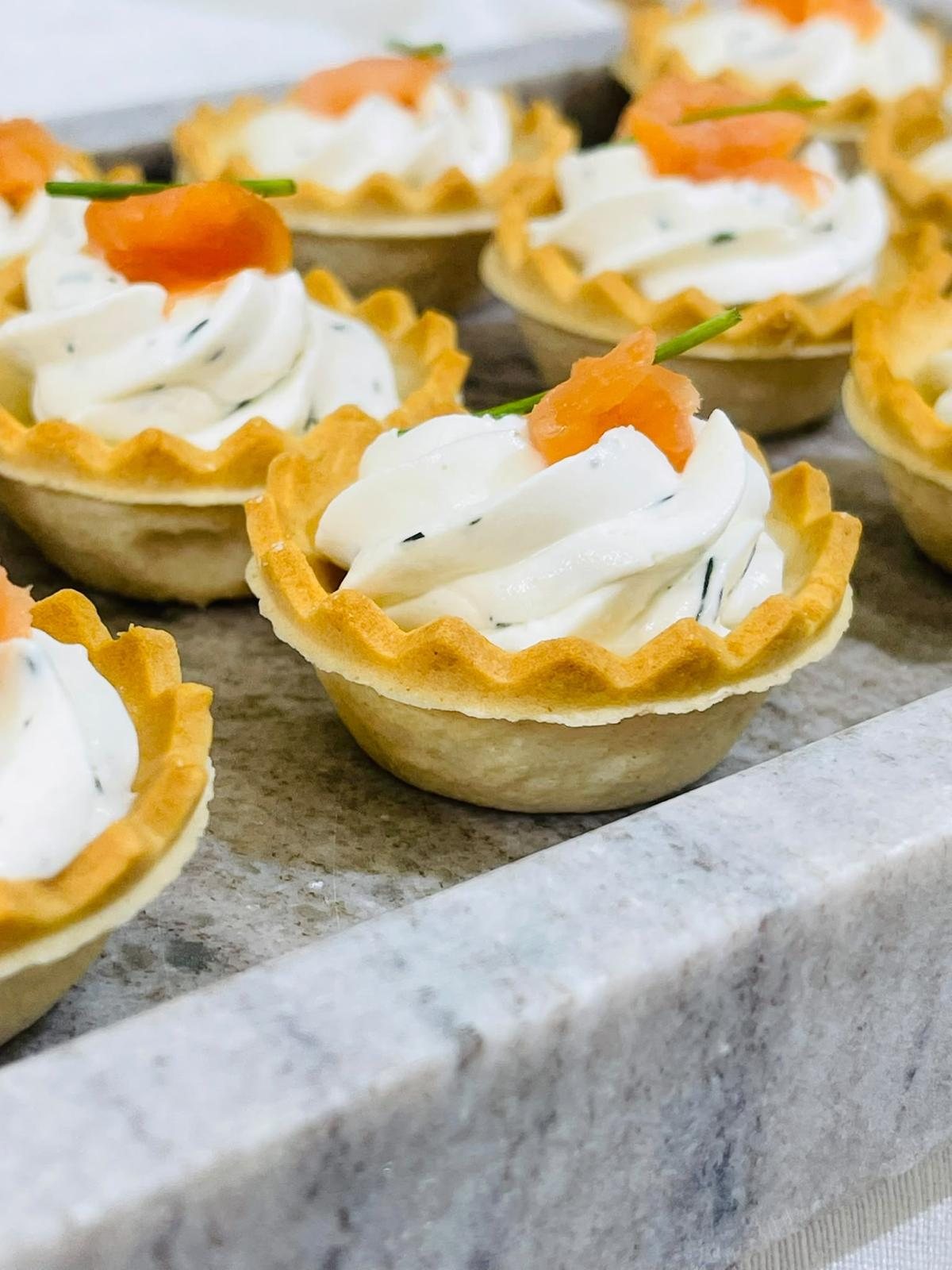 Tartaletas de salmón sobre bandeja de mármol