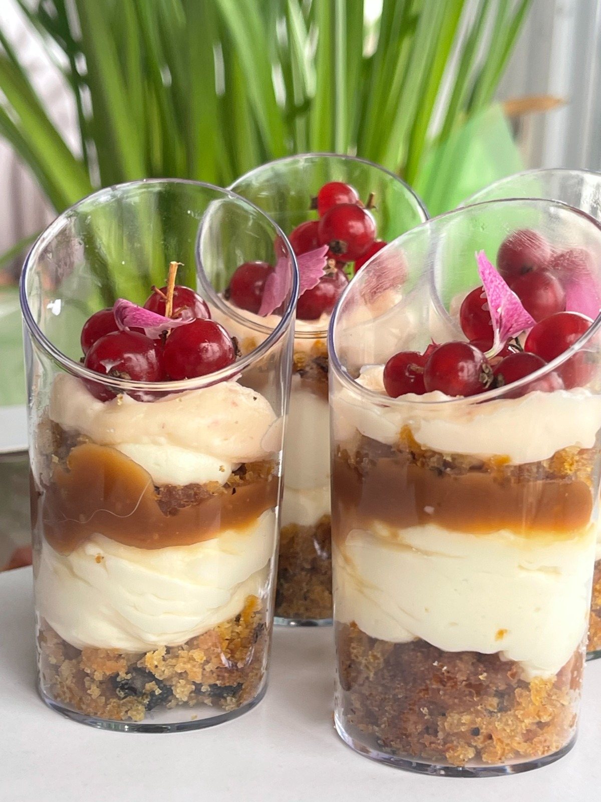 Vasito de caramelo y cerezas