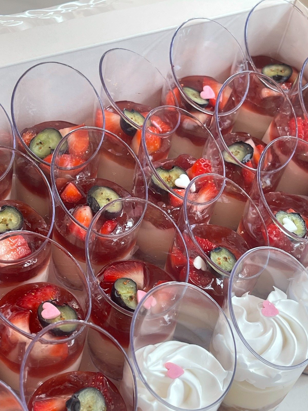 Vasitos de fresas y arándanos con nata
